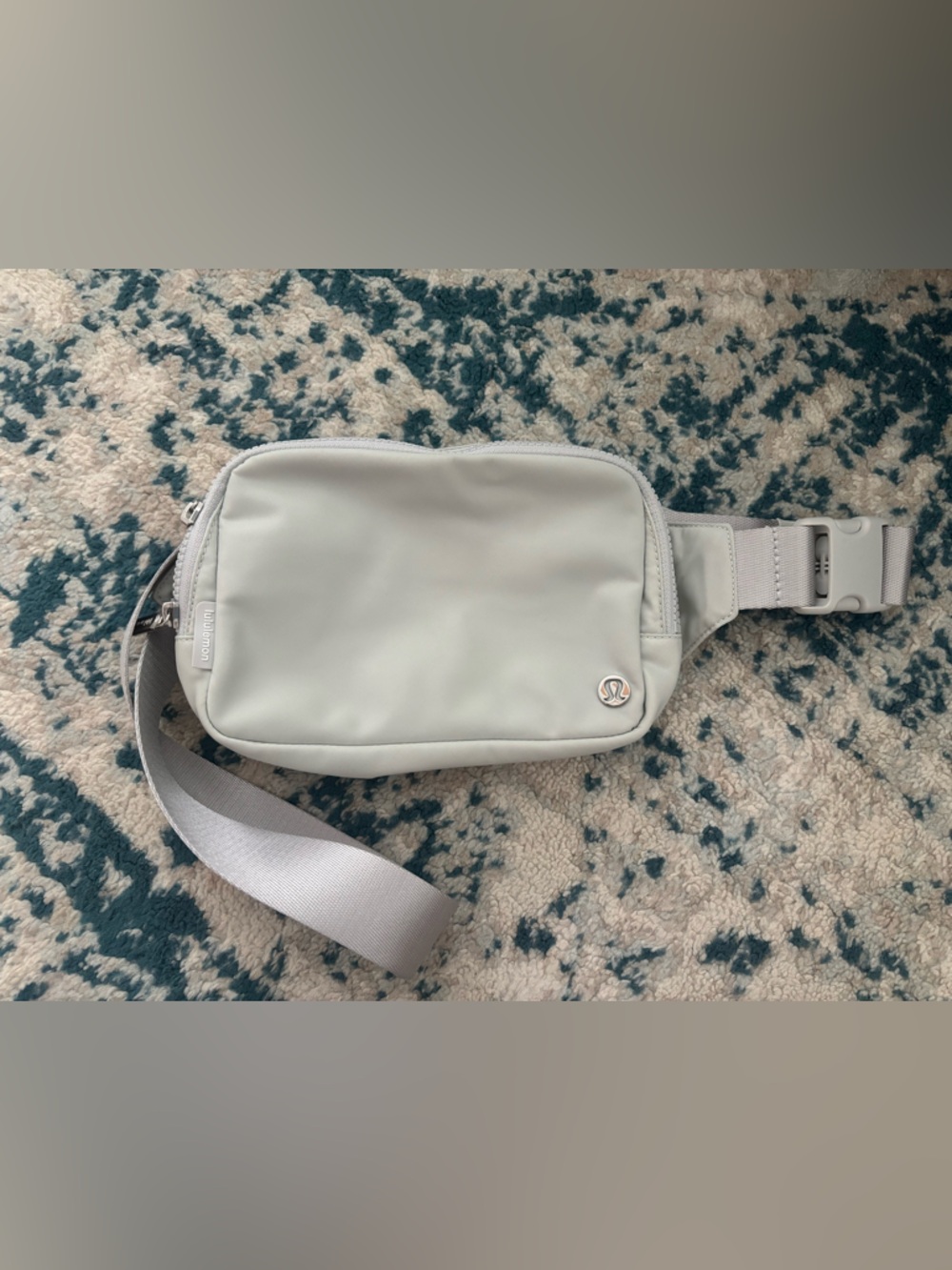 Lululemon Silver & Gray Belt Bag - 2L
